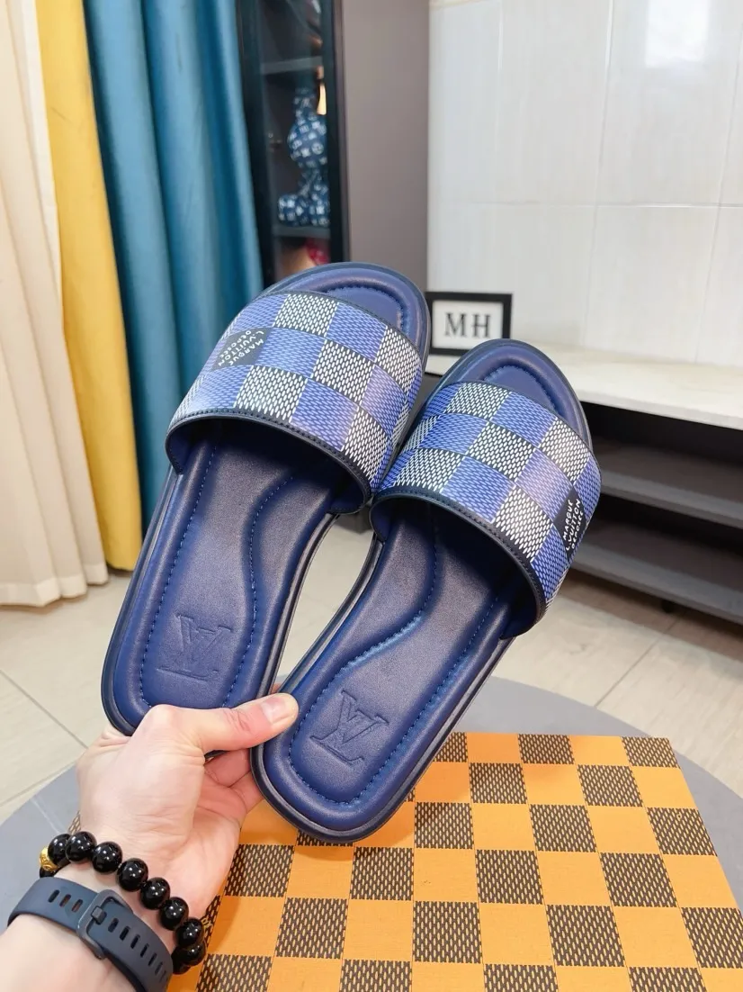 Men's shoes 💰340🌹🌹 (lv-Louis Vuitton) New men's slippers, high-end boutique, exquisite embossed logo decoration on the upper, fine workmanship, super soft soles, casual, loose and comfortable, a must-have in summer! \nsize：38-44